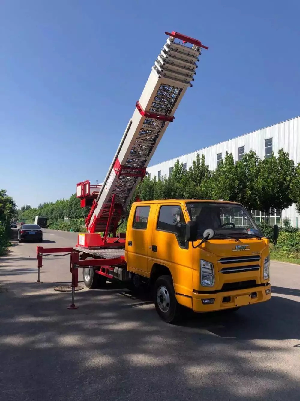 东区附近的云梯车出租服务：轻松解决高空作业需求